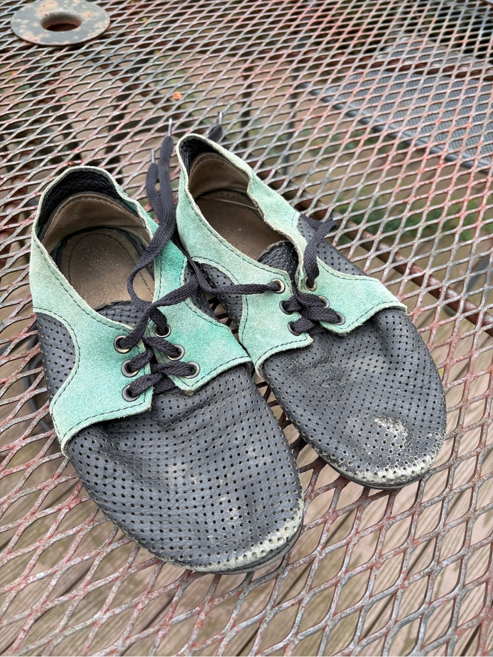 Softstar Shoes w8 Two-Tone Run Amoks in Green and Black
